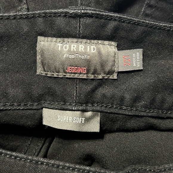 Torrid Plus Size Skinny Super Soft High-Rise Black Jegging TALL - Picture 2 of 3